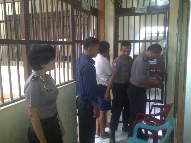 Tersangka Sirait (Baju Putih) saat dimasukkan ke dalam sel tahanan Mapolres Batanghari